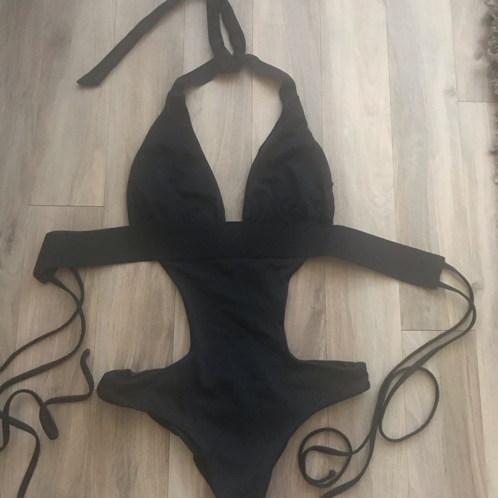 Re’veil designer swimwear black monokini m